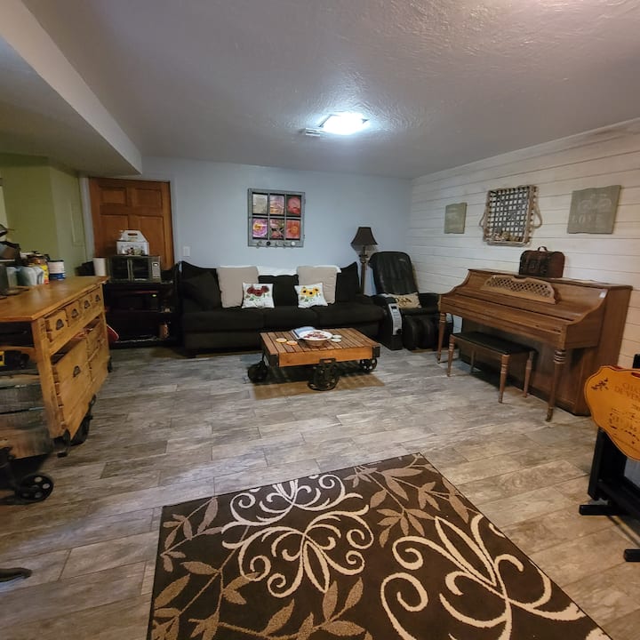 Relax In A Garden Oasis! Queen Bed ~ Hot Tub! - Idaho