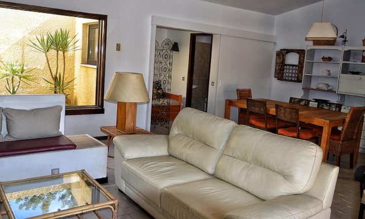 Sala de estar y comedor. Terraza interior. Área con cama detracción (cama individual)con puerta corrediza. Cuando está abierta y la puerta corrediza está cerrada, solo hay espacio para las camas. Lugar ideal para niños. Baño completo