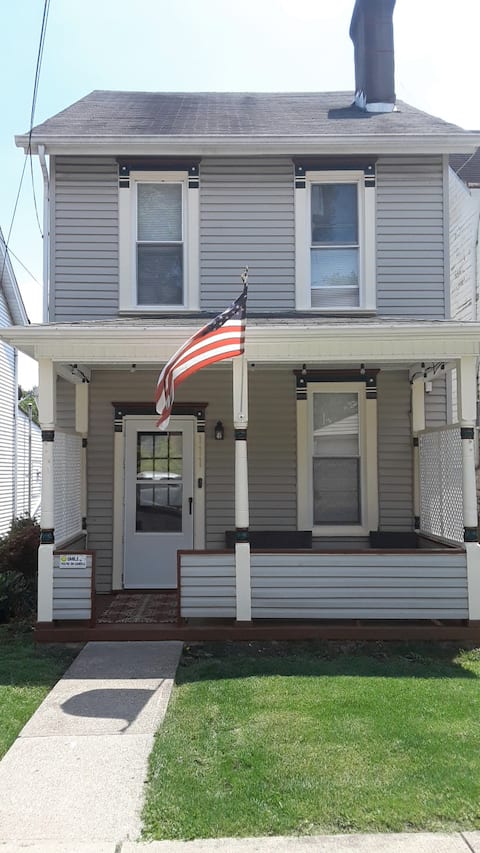 y 7- Carnegie walkability close to Pittsburgh fun!