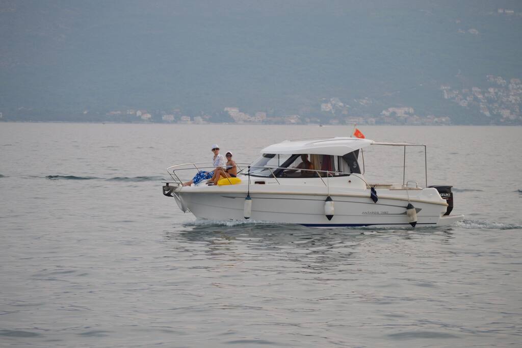 Boat with skipper - enjoy a great visit and save compared to arranging an individual tour.