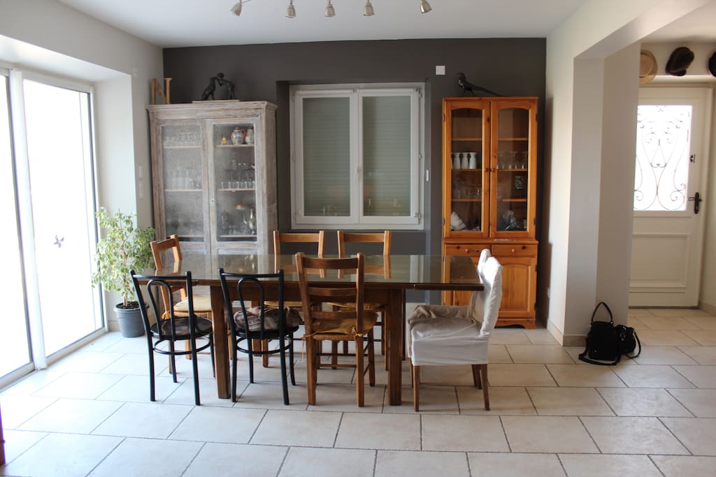 Salle à manger donnant sur la terrasse par la baie vitrée