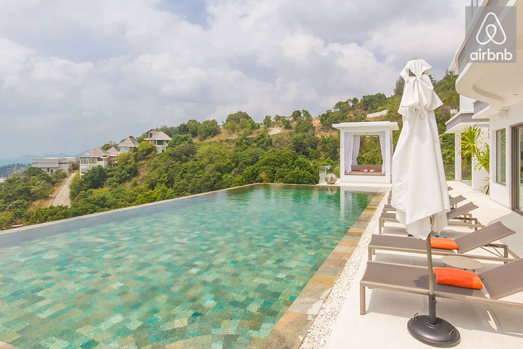Piscine privée d'eau traitée au sel de 112,5 m² (profondeur : 1,40 m à 2,20 m) .Nettoyage tous les jours.