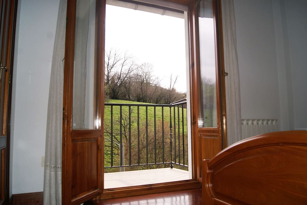 dormitorio-balcón