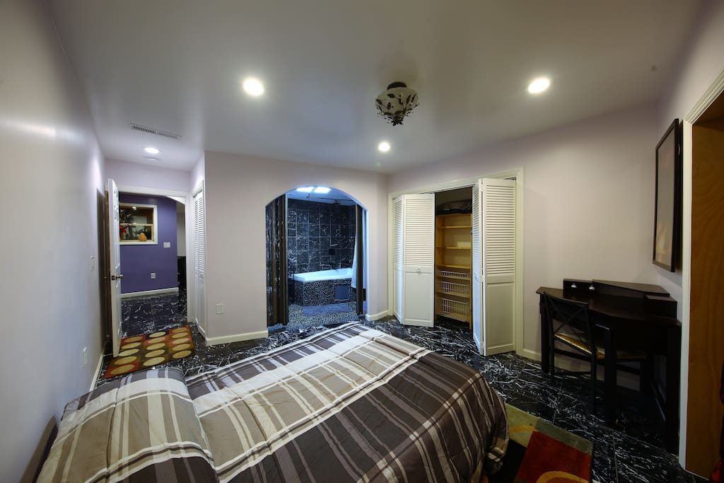 Bedroom w/adjacent bathroom