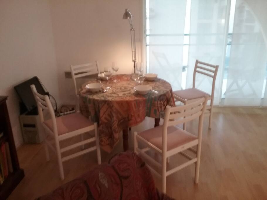 Coin salle à manger, 4 à 6 couverts.