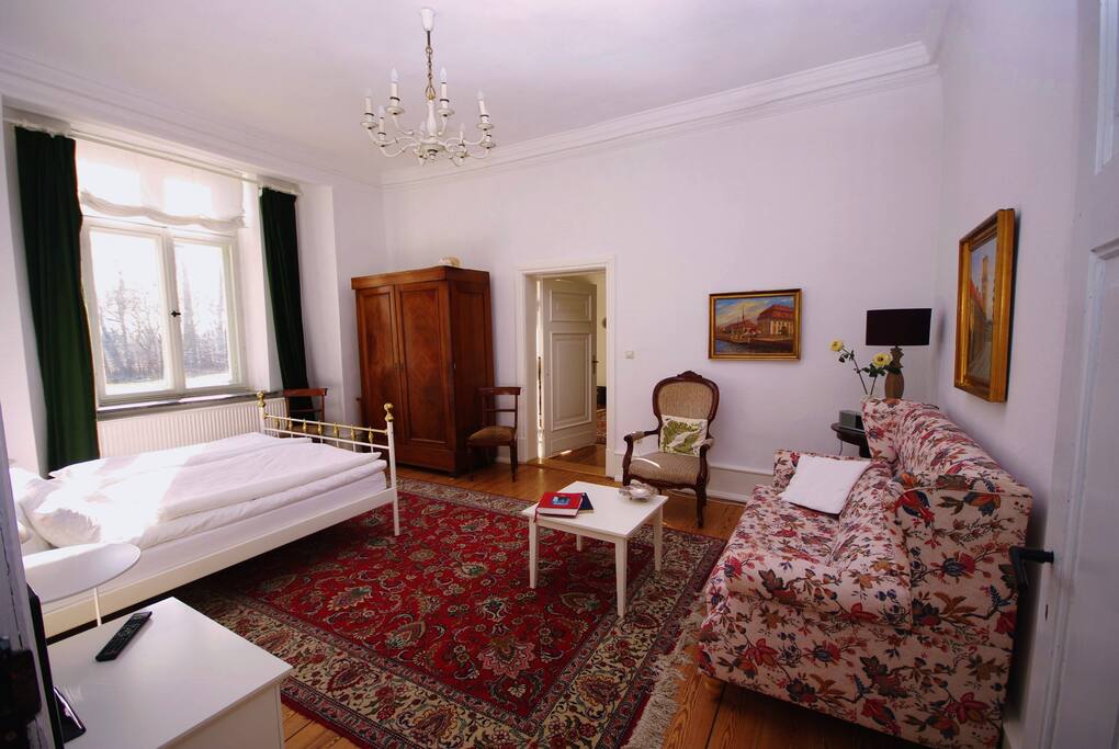 Viktoria: Schlafzimmer mit Doppelbett (Bettdecken 155 x 220)