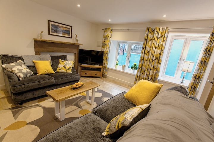 Penrith Town Centre 2 Bedroom Charming Cottage - Penrith