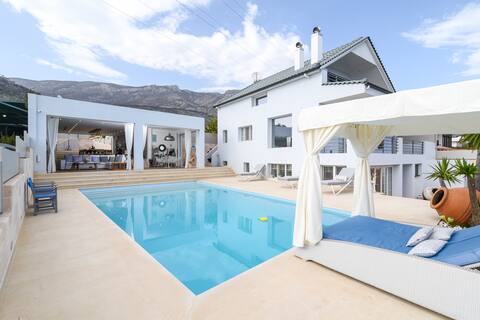 Luxurious Villa Malomar