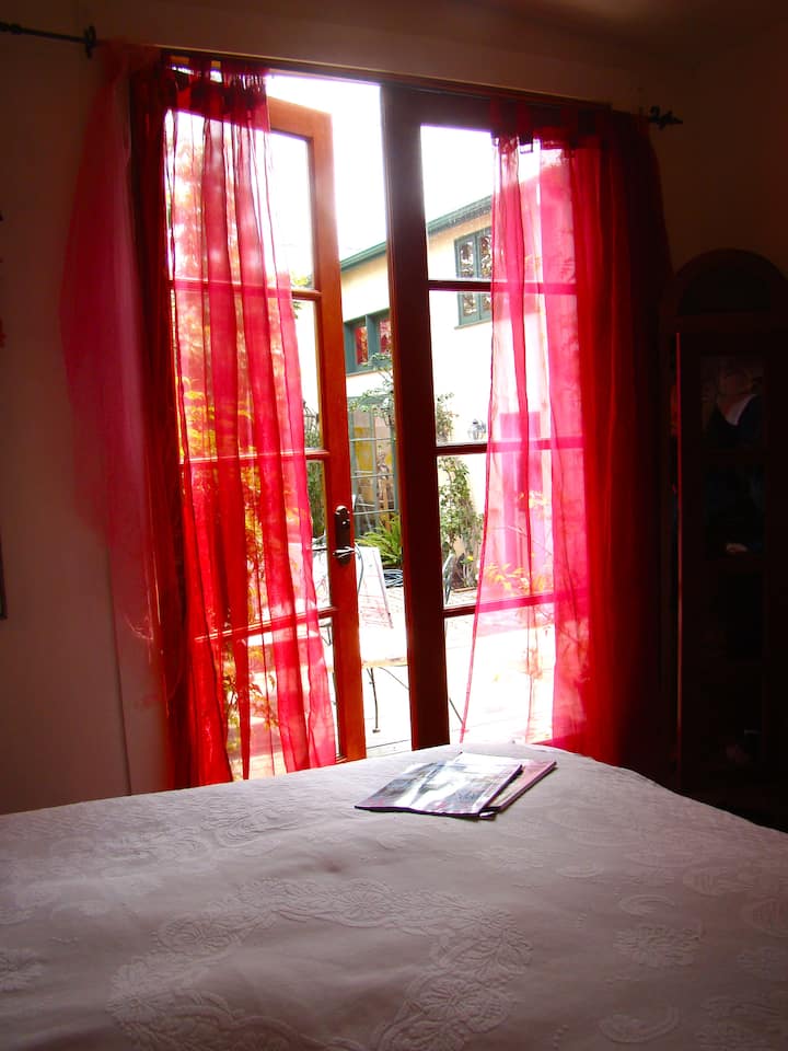 Pogled na vrt iz spavaće sobe