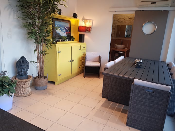 พื้นที่จากุซซี่พร้อมห้องน้ำ (ที่อาบน้ำเครื่องซักผ้ามือโถสุขภัณฑ์)