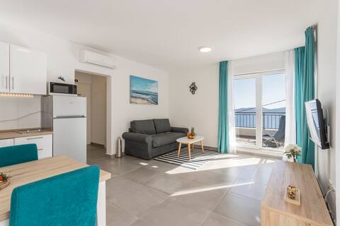 Luxury apartment Maya 3 with sea view,pool,garage