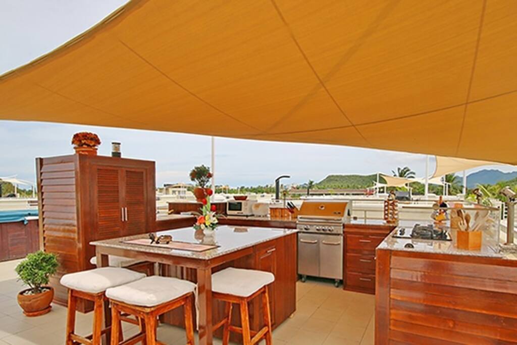 Fully fitted Terrace kitchen and bar