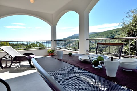 Top performing Airbnb: Great Seaview & comfortable App in Duga Luka