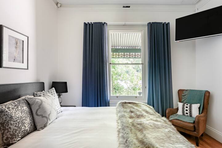 Luxurious Terrace Home: Central Melbourne Oasis gallery image 5