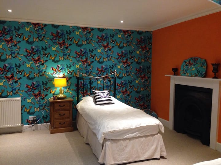 Обновена горна двокреветна соба со тапети за дизајнери на Кристијан Лакроа