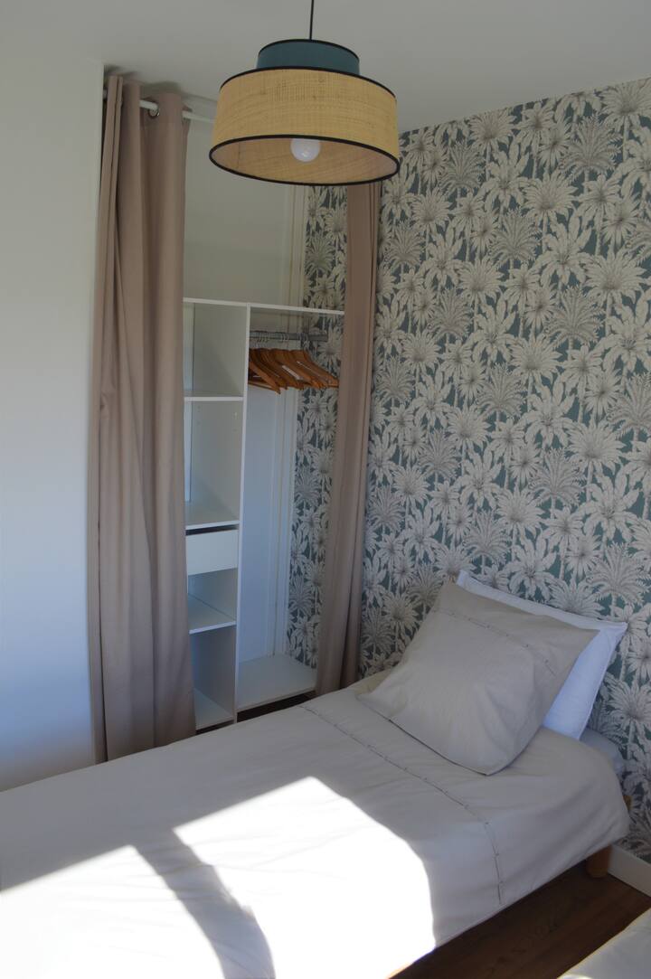 Soba s 2 jednostruka krev kreveta