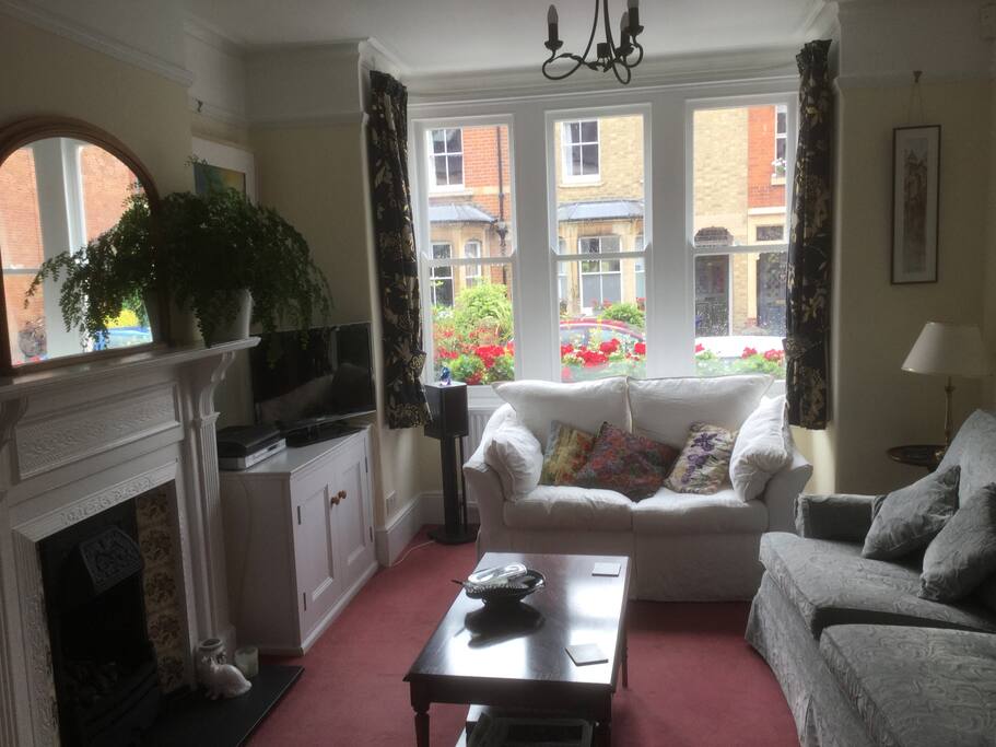 Sunny front living room. Comfortably seating six
Tv with sky and Netflix available