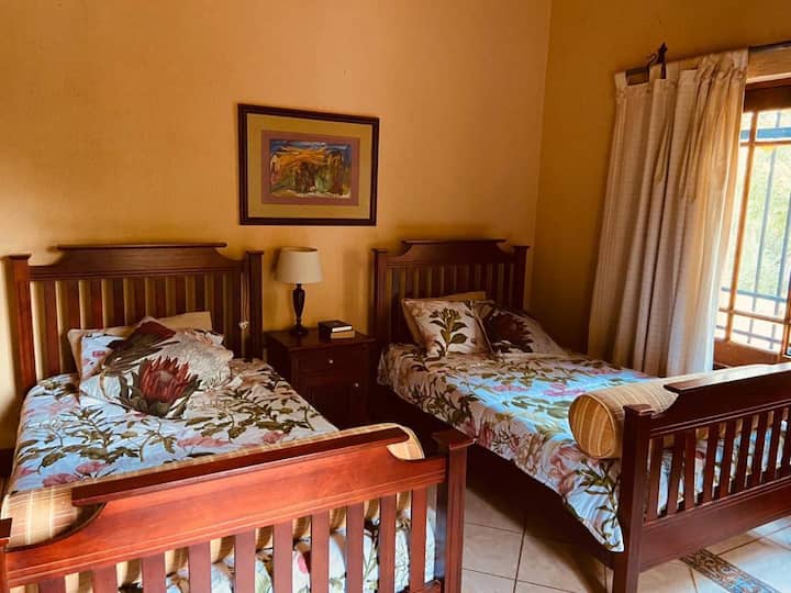 Dormitorio con 2 camas de tres cuartos.