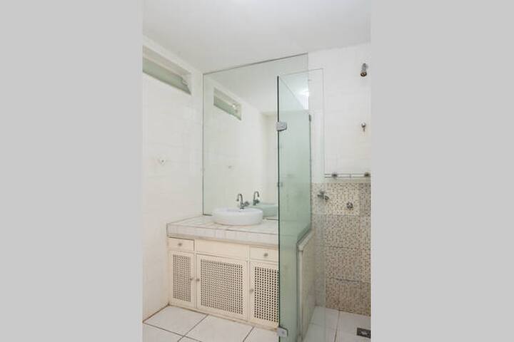 5 bedrooms / 3 Masters – Luxury at Copacabana ! gallery image 4