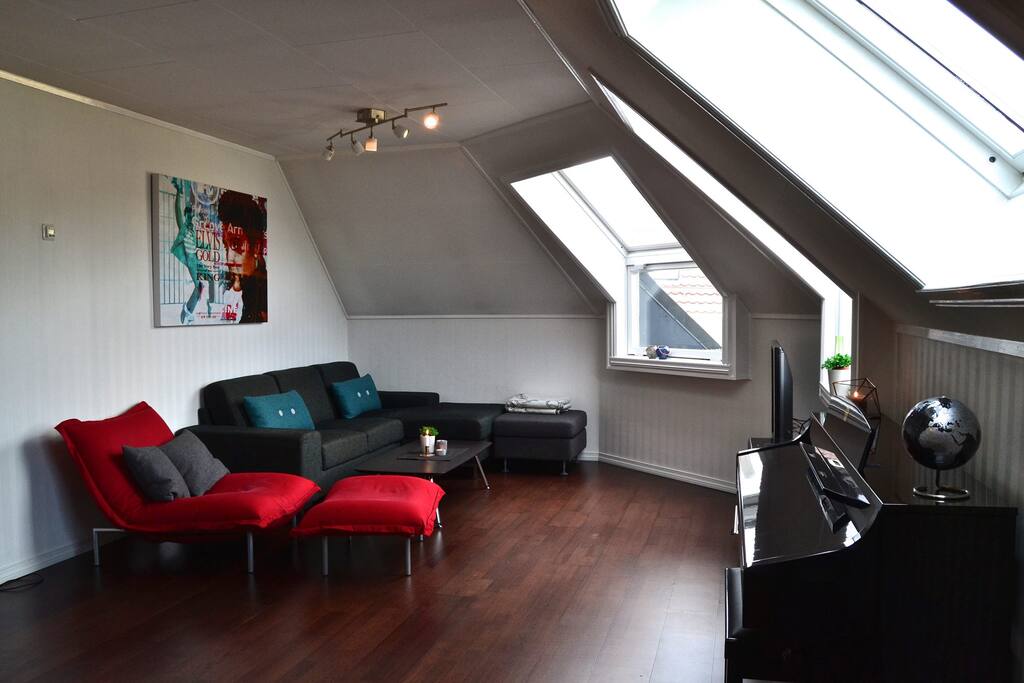Living room with very good space, light conditions and view towards Ulriken.