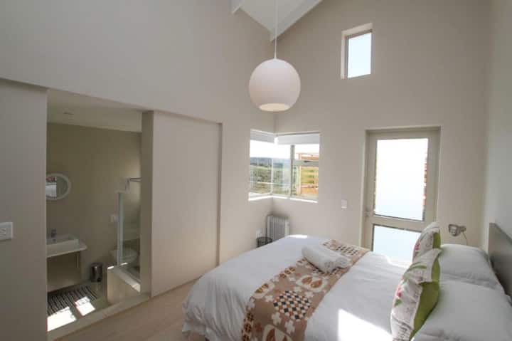 ห้องนอน 2 พร้อมห้องน้ำในตัวและประตูสู่สวนและสระว่ายน้ำ