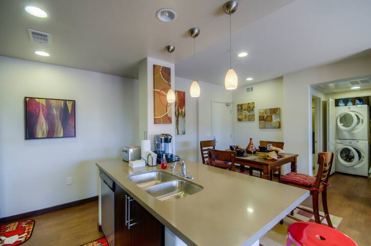 Immaculate WeHo 2 Bdrm – All New! gallery image 4