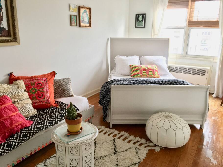 Lounge/Daybed to relax in or bed for 3rd guest