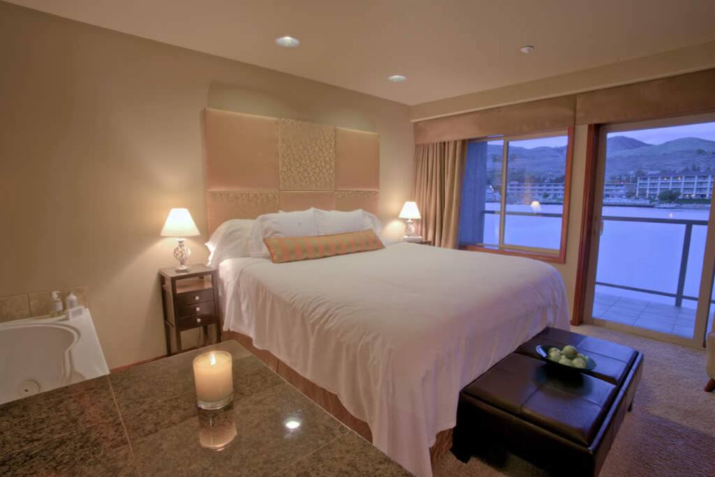 Room 722 King Jacuzzi Waterfront Suite - Hotels for Rent ...
