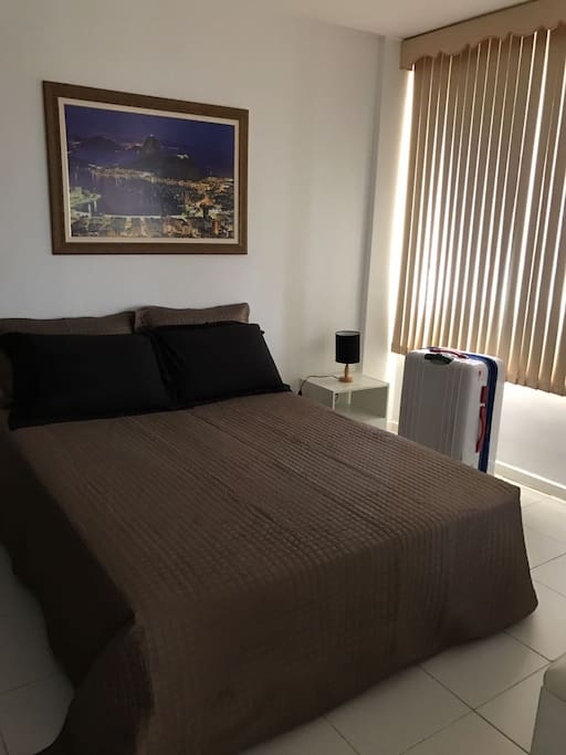 quarto suite com ar refrigerado, armário.