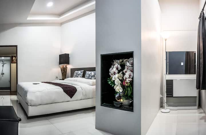 غرفة النوم رقم5 - في الطابق الأرضي بسرير بحجم كبير لشخصين.