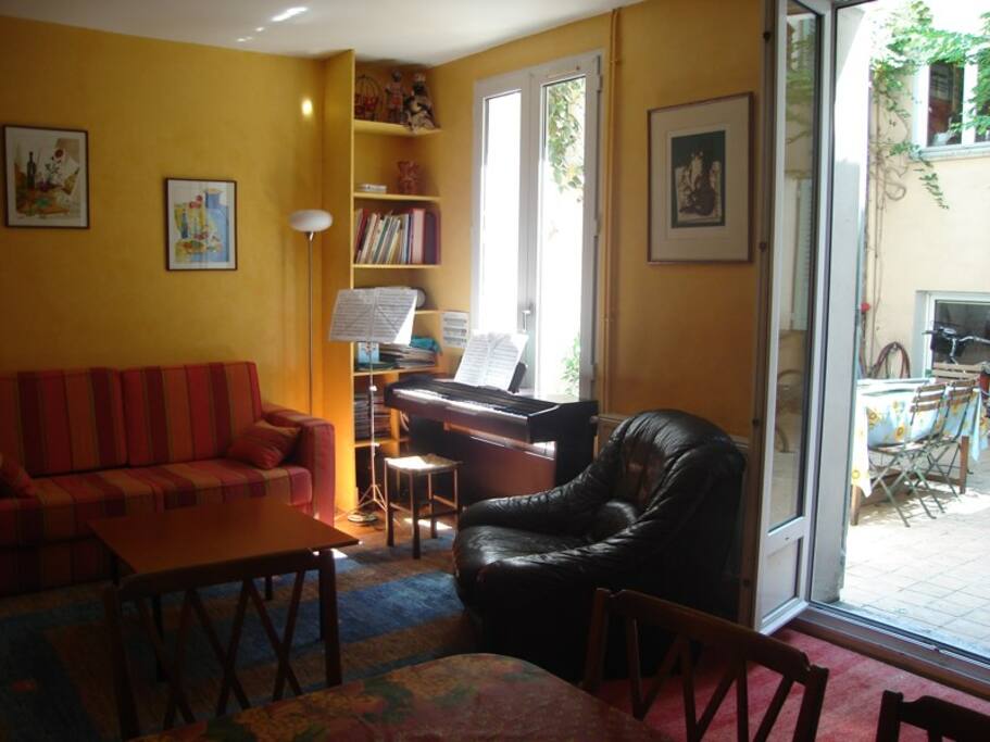 2story private house and courtyard Houses for Rent in Paris, Îlede