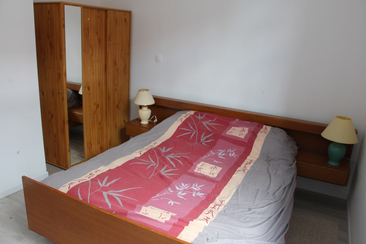 غرفة نوم بسرير مزدوج وخزانات تخزين