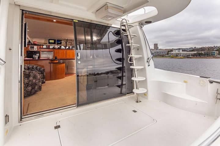 Gta Private Luxury Yacht For Event Rentals - Toronto