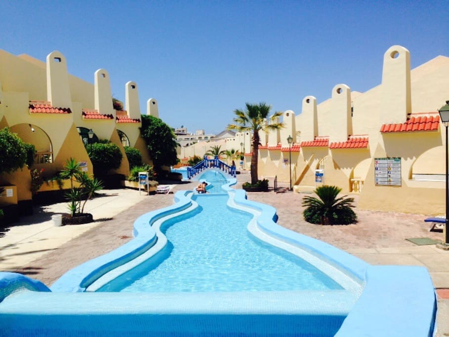 Una de las piscinas que rodean todo el complejo.