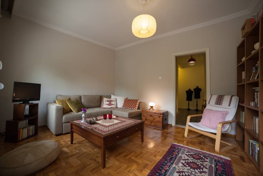 Living room, wooden floor, TV, plenty of reading opportunities