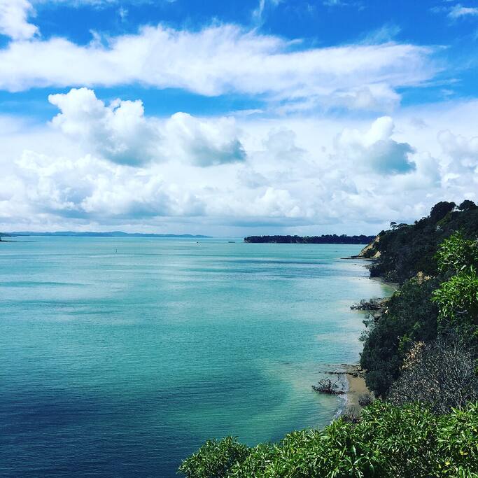 晴朗天气里海湾的宁静的美景
