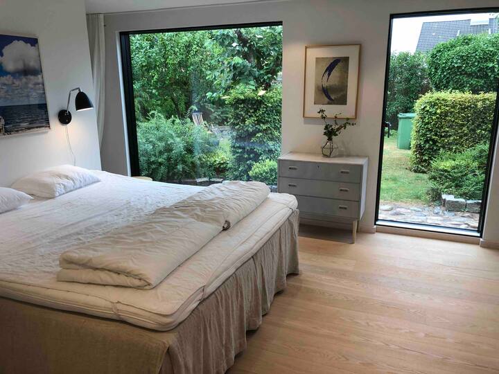 Amplio dormitorio con vistas al jardín. En esta habitación tenemos cuatro camas disponibles.
