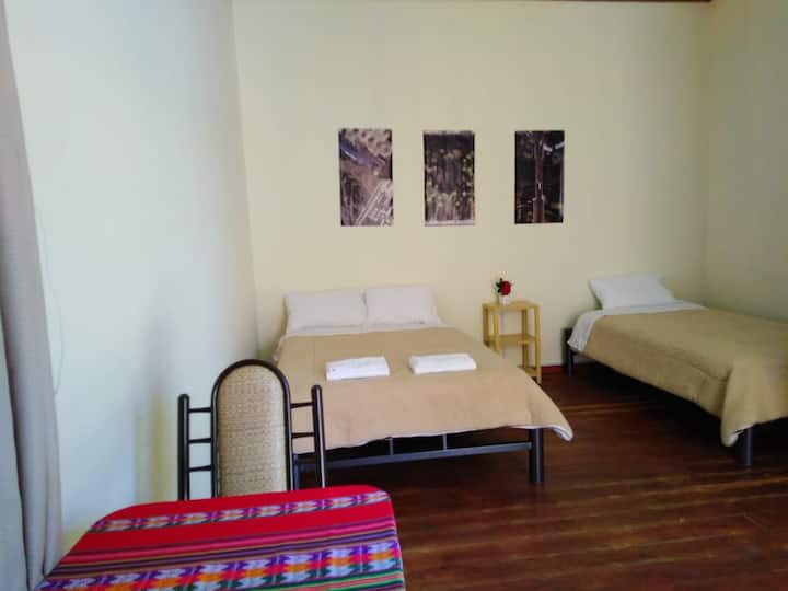 Holidays Hostel  esta ubicado  a solo 1 cuadra de la plaza de armas de Arequipa,  ademas muy cerca a restaurantes, museos, tiendas comerciales y otros  lugares para poder visitar y usted pueda disfrutar de su estadía en la ciudad blanca.
