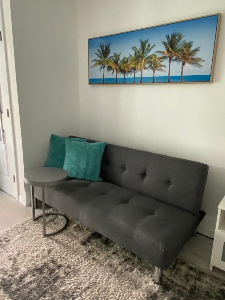 Popular Airbnb listing: CHARMING EFFICIENCY BY THE LAKE in Buenaventura Lakes