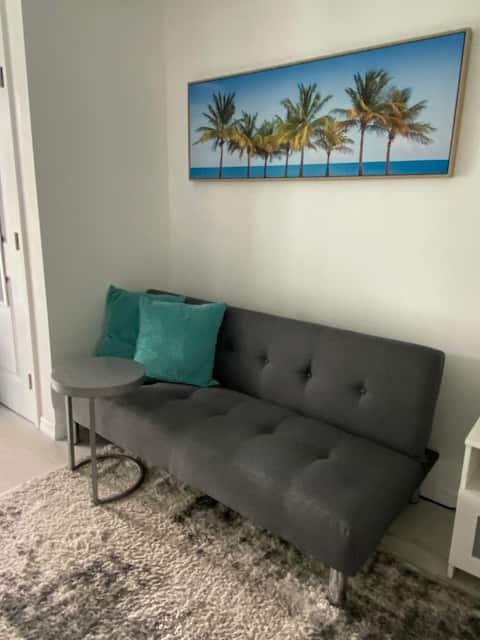 Popular Airbnb listing: CHARMING EFFICIENCY BY THE LAKE in Buenaventura Lakes