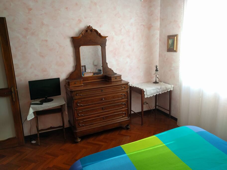 Camera da letto matrimoniale, luminosissima, con TV