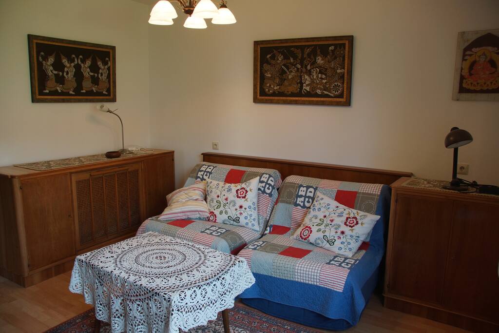 Das Wohnzimmer mit zwei ausziehbaren Schlafsofas
- the living room offers 2 sofas which can be used as beds.