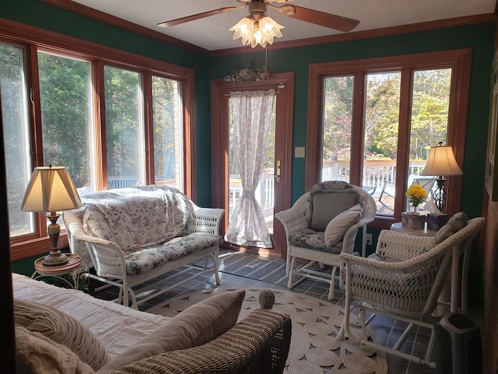 ระเบียงอาบแดดทำหน้าที่เป็นสถานที่รวมตัวกันที่มีแสงแดดสงบหรือเป็นห้องนอนพิเศษ เตียงนอนเล่นขนาดเตียงเดี่ยวก็เหมาะสำหรับการงีบช่วงบ่ายเช่นกัน! นอกจากนี้ยังสามารถเพิ่มพื้นที่สำนักงานที่เบาและโปร่งสบายเป็นสองเท่าโดยเพิ่มโต๊ะแบบพกพาที่พร้อมใช้งานสำหรับการใช้งานของคุณ