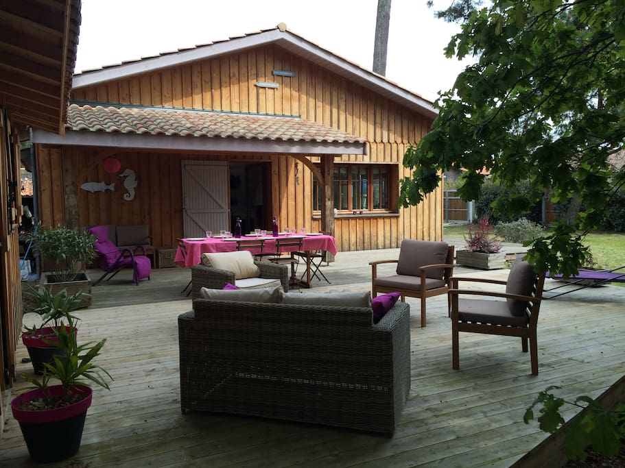 grande terrasse avec salon de jardin