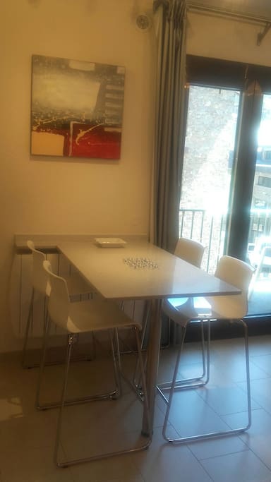 Mesa para 4 personas .
Table pour 4 personnes