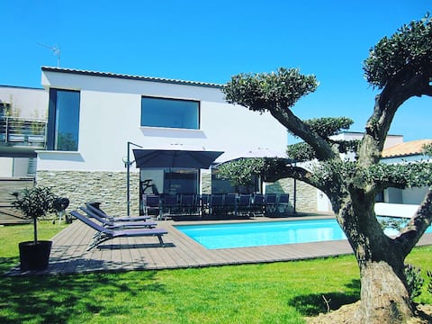 Villa de la Meilleraie, pool & spa optional