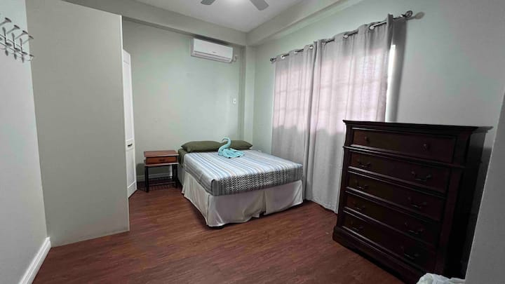 Спална соба 5 на долниот кат со кревет во целосна големина, 42 инчен телевизор и сопствена бања.