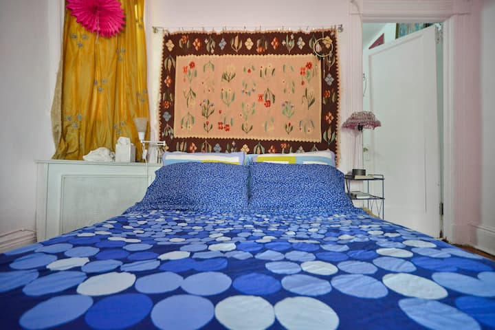 Posteľ má nový matrac - dvojitá veľkosť - 
Všetka  posteľná bielizeň je v cédrovej truhle pri metle postele . Nachádza sa tu aj šatník, ktorý môžete
zaveste oblečenie /kabáty.