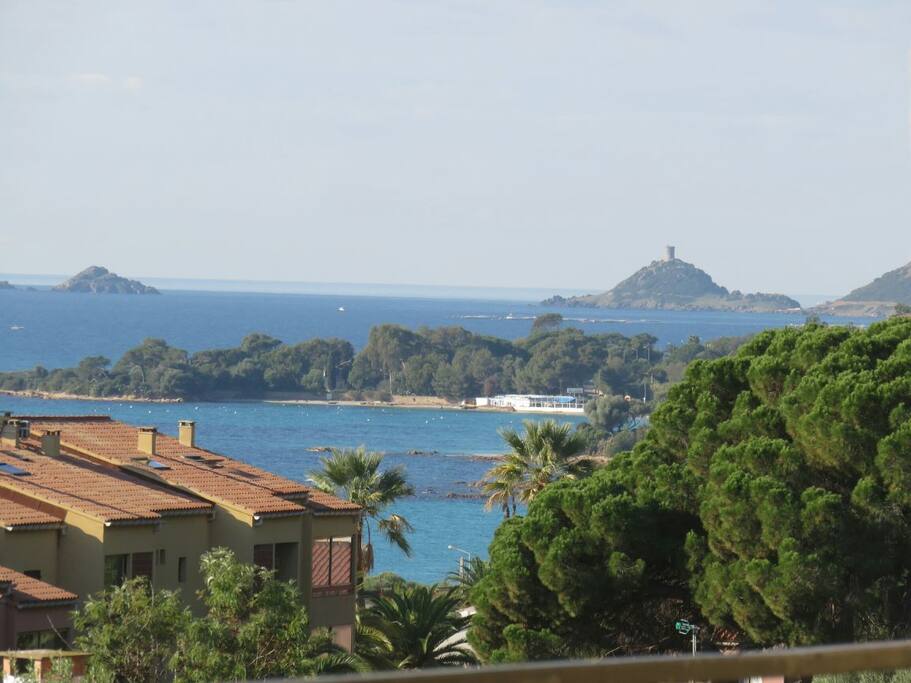 vue sur les iles sanguinaires et le golf d Ajaccio depuis la terrasse