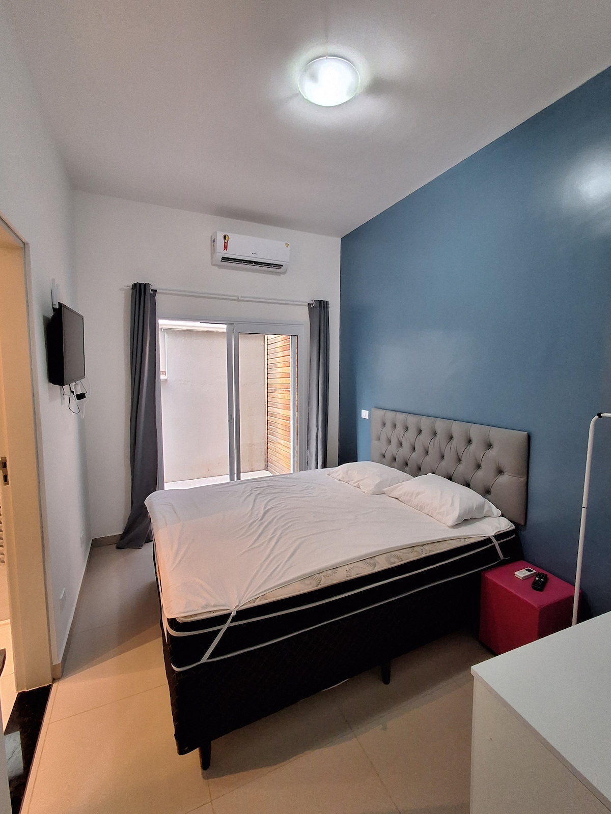 Soba s bračnim krevetom, klima-uređajem i pametnim televizorom.